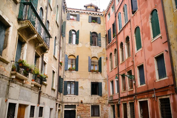 Wąska ulica w Wenecji — Zdjęcie stockowe