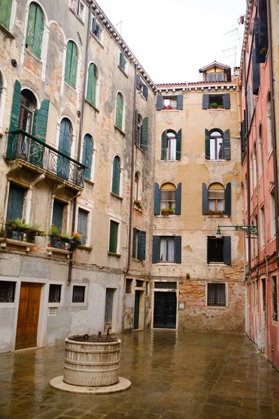 Calle estrecha en Venecia —  Fotos de Stock