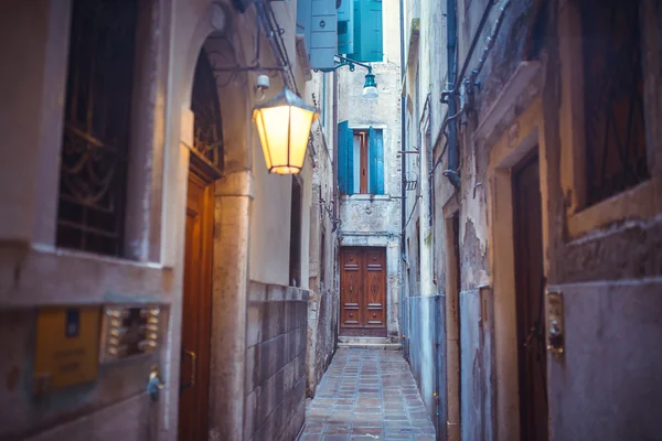 Calle estrecha en Venecia —  Fotos de Stock