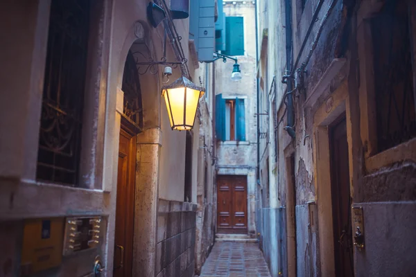 Calle estrecha en Venecia —  Fotos de Stock