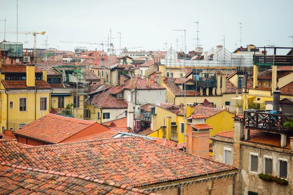 Muchas casas con techos de azulejos — Foto de Stock