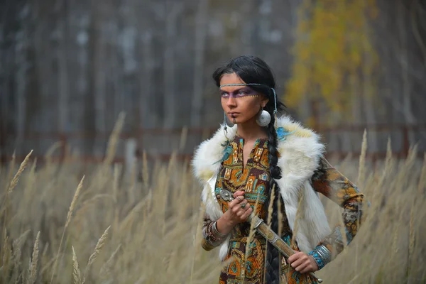 Mooi meisje in stijl van de Amerikaanse Indianen. — Stockfoto