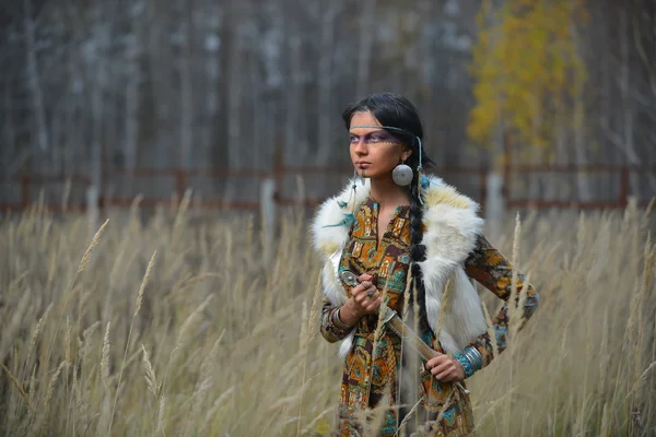 Schönes Mädchen im Stil der amerikanischen Indianer. — Stockfoto