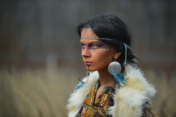 Beautiful girl in style of the American Indians. — Stock Photo, Image