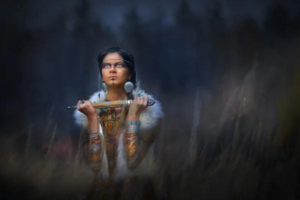 Schönes Mädchen im Stil der amerikanischen Indianer. — Stockfoto