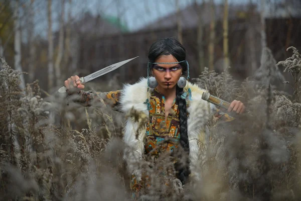 Mooi meisje in stijl van de Amerikaanse Indianen. — Stockfoto