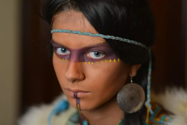 Beautiful girl in style of the American Indians. — Stock Photo, Image