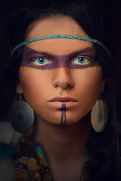 Beautiful girl in style of the American Indians. — Stock Photo, Image