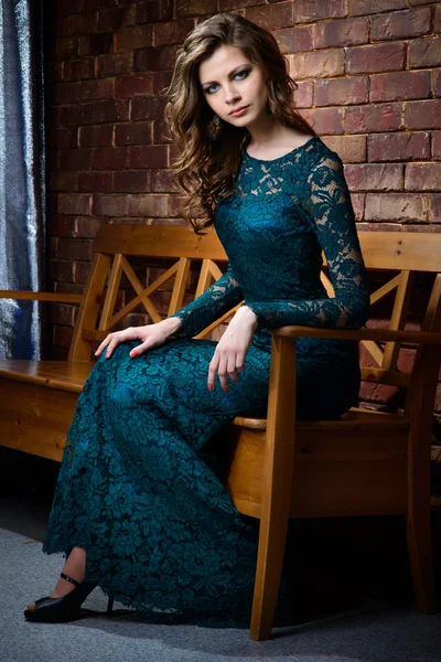Модна жінка в сукні з зеленого мережива — стокове фото