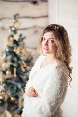 Kız güzel ışık iç dekore edilmiş Noel ağacı yakınındaki