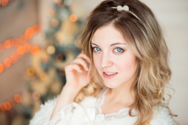 Kız güzel ışık iç dekore edilmiş Noel ağacı yakınındaki
