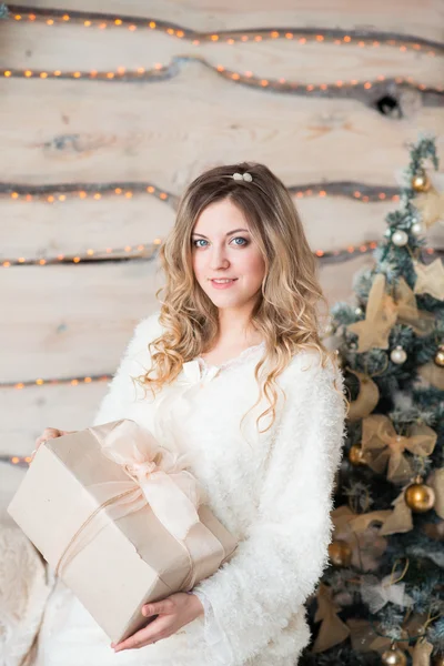 Menina bonita em vestido branco sentado perto de uma bela árvore — Fotografia de Stock