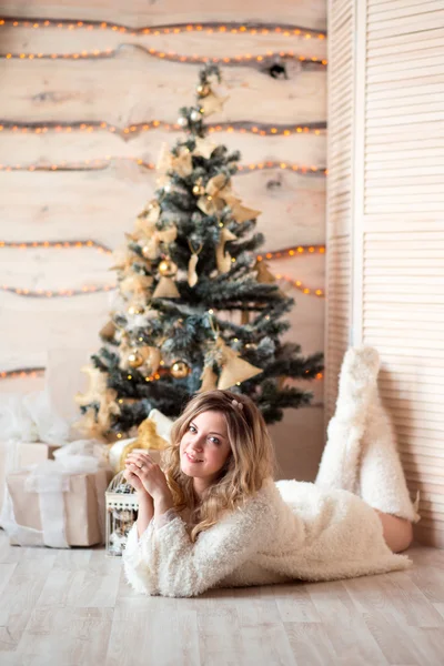 A lány gyönyörű, világos belső tér díszített karácsonyfa közelében — Stock Fotó