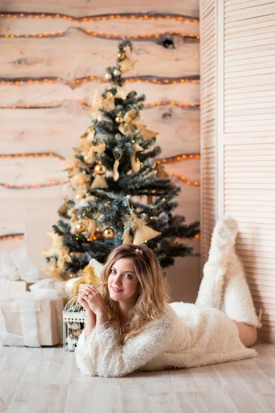 Menina bonita em vestido branco sentado perto de uma bela árvore — Fotografia de Stock