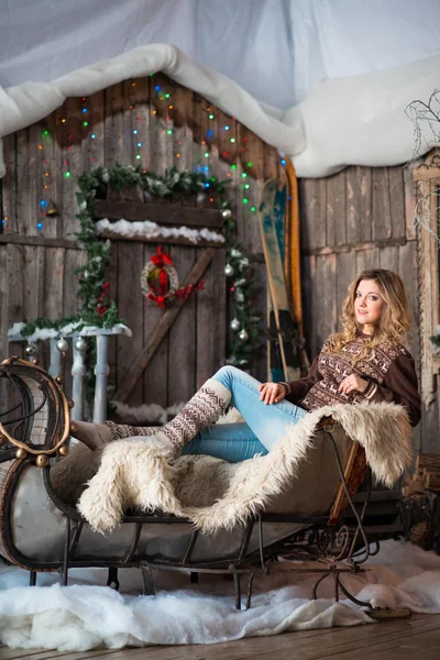 Mädchen mit Weihnachten rund um Veranda — Stockfoto