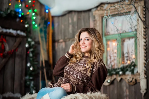 Mädchen mit Weihnachten rund um Veranda — Stockfoto