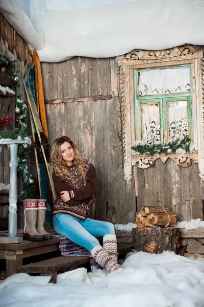 Flicka med julen runt verandan — Stockfoto