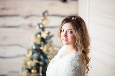 Kız güzel ışık iç dekore edilmiş Noel ağacı yakınındaki