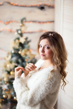 Kız güzel ışık iç dekore edilmiş Noel ağacı yakınındaki
