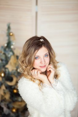 Kız güzel ışık iç dekore edilmiş Noel ağacı yakınındaki