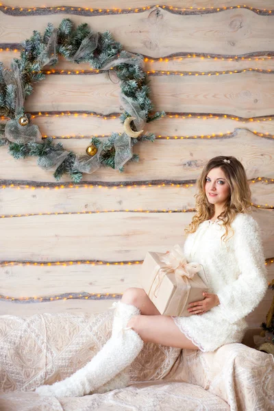 美しい木の近くに座っている白いドレスで美しい少女 — ストック写真