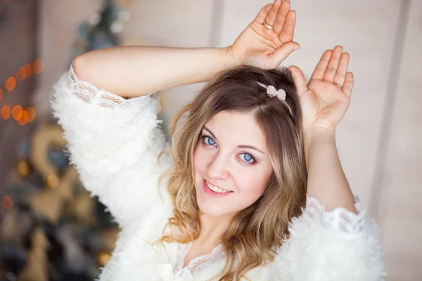 Menina bonita em vestido branco sentado perto de uma bela árvore — Fotografia de Stock