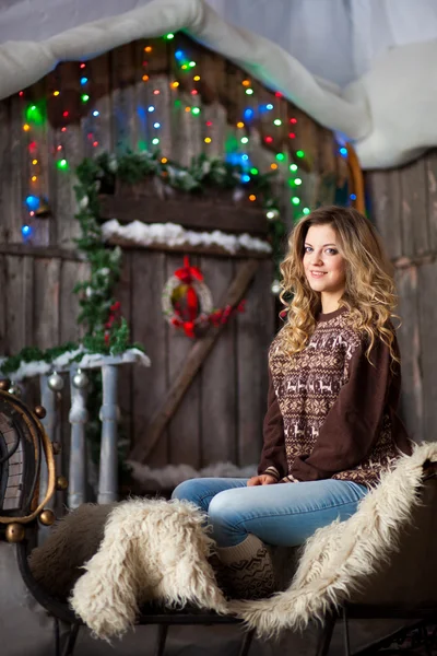 Mädchen mit Weihnachten rund um Veranda — Stockfoto