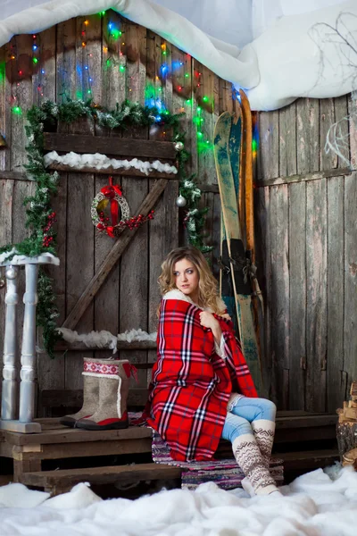 Flicka om jul veranda täckt med en uppvärmd filt — Stockfoto