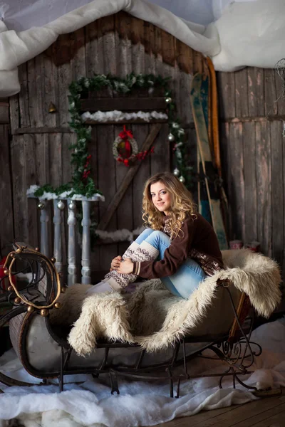 Noel etrafında sundurma ile kız — Stok fotoğraf