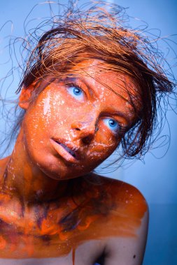 kadın kırmızı bir yüz, vücut sanatı