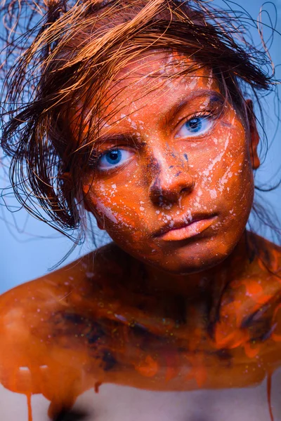 Vrouw met een rood gezicht, lichaam kunst — Stockfoto