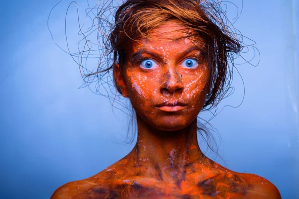 Mujer con una cara roja, arte corporal —  Fotos de Stock