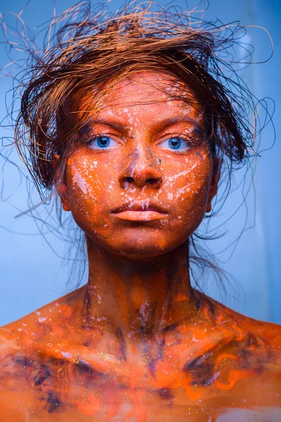 Mujer con una cara roja, arte corporal — Foto de Stock