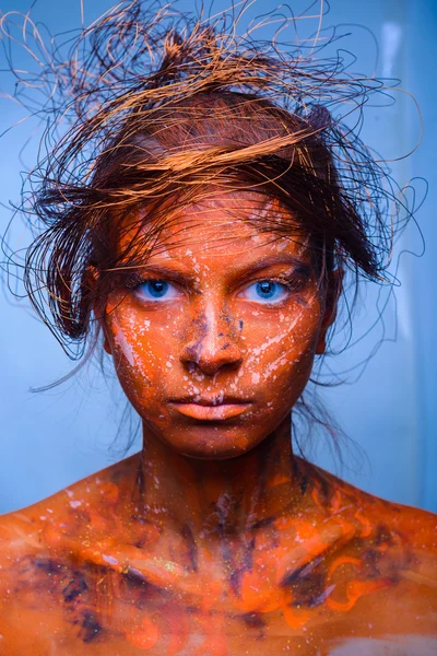 Mujer con una cara roja, arte corporal —  Fotos de Stock