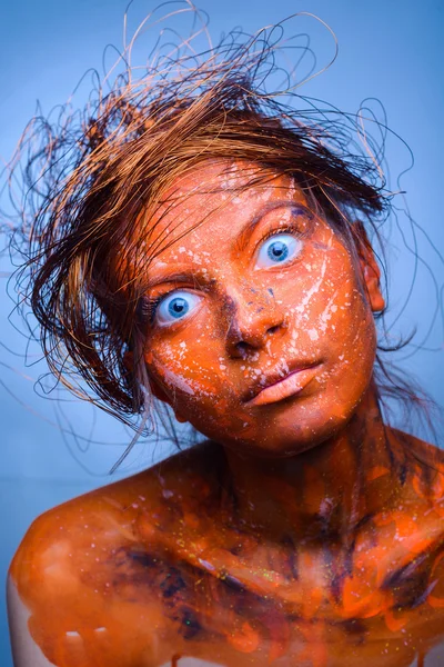 Vrouw met een rood gezicht, lichaam kunst — Stockfoto
