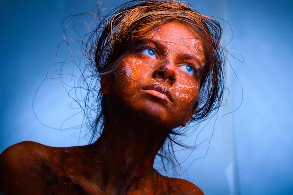 Kadın kırmızı bir yüz, vücut sanatı — Stok fotoğraf