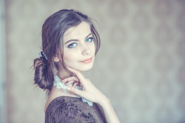 Kadınlar için kahverengi bir elbise giyen kız,.