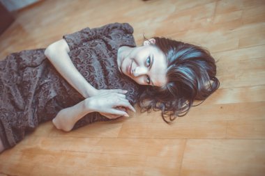 baştan çıkarıcı kadın yerde yatarken