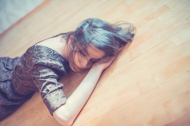 baştan çıkarıcı kadın yerde yatarken