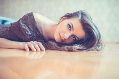 baştan çıkarıcı kadın yerde yatarken