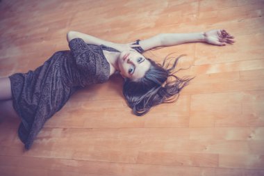 baştan çıkarıcı kadın yerde yatarken