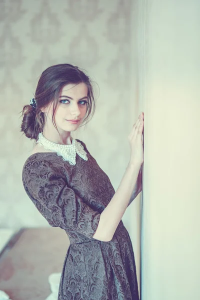 Menina, usando um vestido marrom para mulheres. — Fotografia de Stock