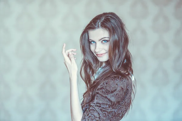 Menina, usando um vestido marrom para mulheres. — Fotografia de Stock