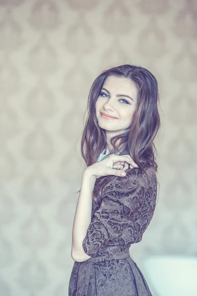 Menina, usando um vestido marrom para mulheres. — Fotografia de Stock