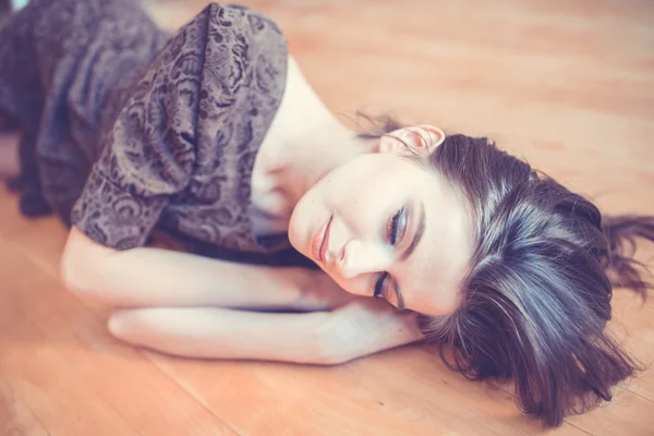 Kusząca kobieta leżący na podłodze — Zdjęcie stockowe