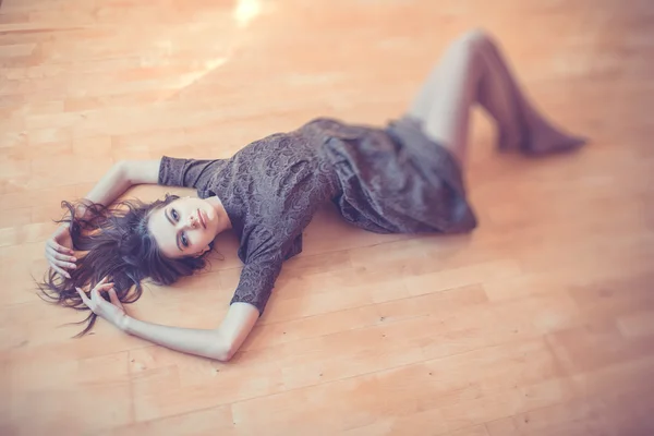 Förförisk kvinna liggande på golvet — Stockfoto