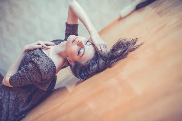Kusząca kobieta leżący na podłodze — Zdjęcie stockowe