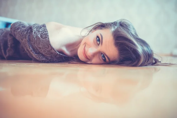Mulher sedutora, deitado no chão — Fotografia de Stock