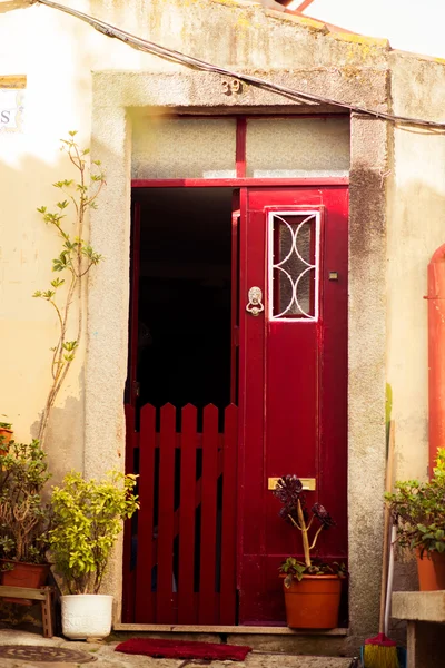 Porte en verre rouge en bois d'un bâtiment classique en brique rouge — Photo