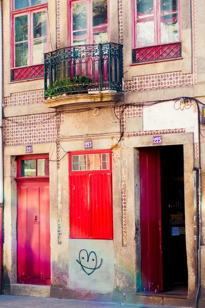 Puerta de cristal de madera roja de un edificio clásico de ladrillo rojo —  Fotos de Stock